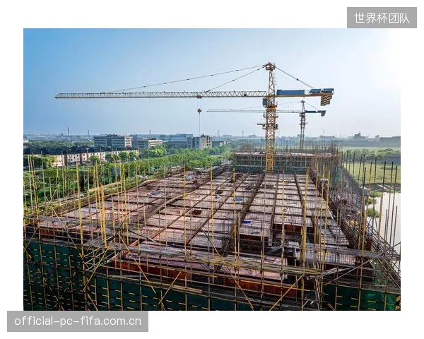一场典型的“扯皮”:当场地出现沉降,设计方、施工方和监理方,谁该为那个从未被精确校准的抗压模量负责? 一场典型的“扯皮”:当场地出现沉降,设计方、施工方和监理方,谁该为那个从未被精确校准的抗压模量负责?